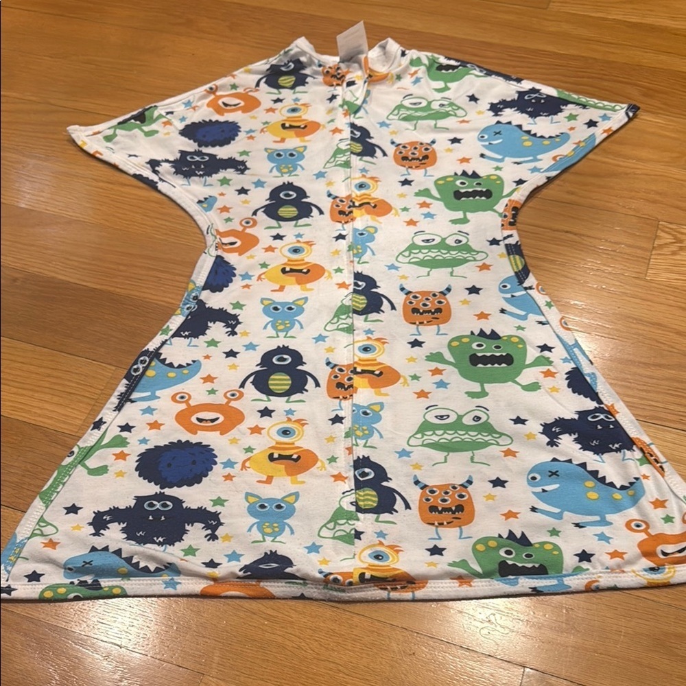 Sleeping baby Zipadee-zip mister boys sleep sack size 4-8 months.